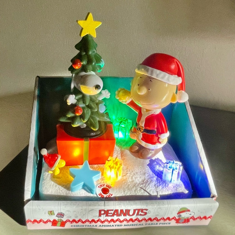 NEW! Peanuts Snoopy Charlie Kurt Adler Christmas Tree Musical LED Light Table